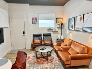 Contemporary 2BR Houston Guest Suite