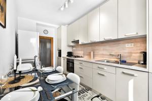 Sunny Apartment for 4 - Balcony & Workspace