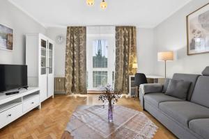 Sunny Apartment for 4 - Balcony & Workspace
