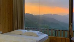 Hiên nhà Nắng Tà Xùa