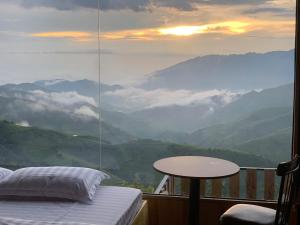 Hiên nhà Nắng Tà Xùa