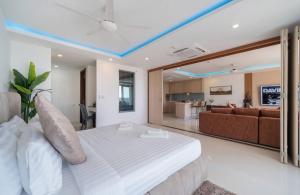 Apartment with Sea View and Hot Tub on Balcony