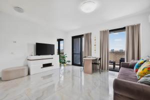 Luxe Private Studio - Balcony & View