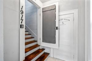 Sinatra House Up Walk to Pleasure Pier and Fun