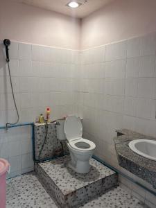 Avalil Room With fan -minimal style