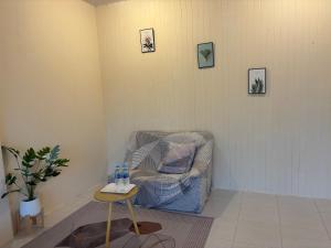 Avalil Room With fan -minimal style