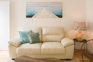 Designer Apartment with Pool by LovelyStay