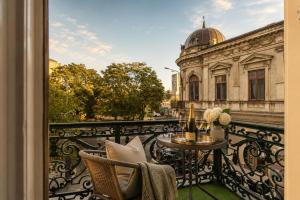 Historic 2BR Apartment with Balcony near Old Town