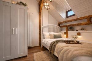 One-Bedroom Apartment with Fireplace near Parliament