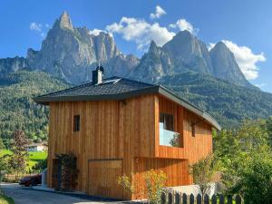 Alpine lodge at Schlern with panoramic sauna
