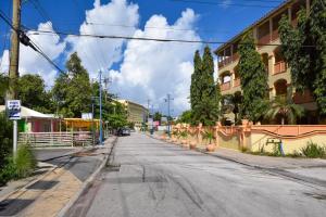 Casual St. Lawrence Gap apt near beach - Terraces 104