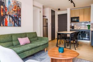 Chic Providencia Apt 2BR 2BA Sleeps 5