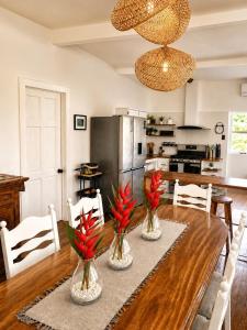 Daytonia Caribbean Private Estate-15 min Pto Viejo, 2 pools, Pickleball