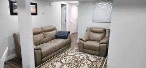 Cneorm Haven - Elegant 2-brm Suite near YEG