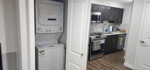 Cneorm Haven - Elegant 2-brm Suite near YEG