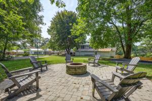 Porch & Fire Pit Access! Quiet Broadway Cottage