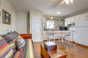 Porch & Fire Pit Access! Quiet Broadway Cottage