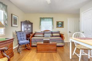 Porch & Fire Pit Access! Quiet Broadway Cottage
