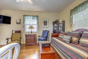 Porch & Fire Pit Access! Quiet Broadway Cottage