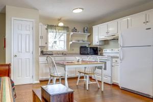 Porch & Fire Pit Access! Quiet Broadway Cottage