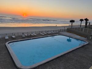 Beach Double Lockout Studio 2 King Beds, 2 Baths, Kitchenette, Beautiful Sunrise