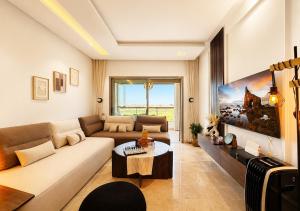 Luxurious Prestigia Apartment with View of Golf Course and Pools