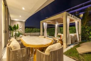 Luxury Oasis Private Pool Wine BBQ and Sea