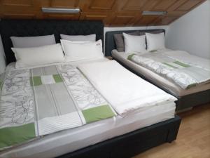 Familienzimmer mit zwei Doppelbetten