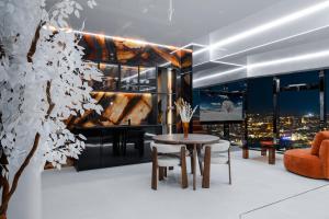Apartamenty Sky Tower z Jakuzzi Przy Oknie by BQQK