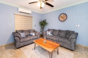 Family Friendly Casita, Sleeps 8, Gated parking, 1 mile to beach-Puerto Penasco