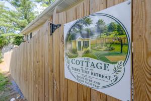 Porch & Fire Pit Access! Quiet Broadway Cottage