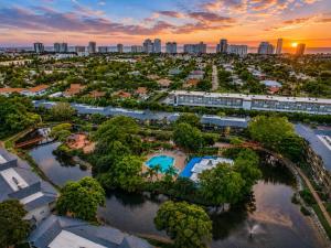 Park Shore Resort Deluxe Condo Top FloorBLDG F 339