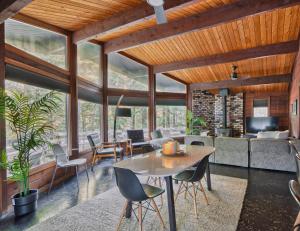 Mid-century Cabin Hideaway - Hot Tub & Fire Pit