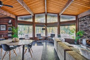Mid-century Cabin Hideaway - Hot Tub & Fire Pit