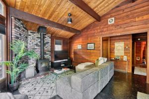 Mid-century Cabin Hideaway - Hot Tub & Fire Pit