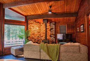 Mid-century Cabin Hideaway - Hot Tub & Fire Pit
