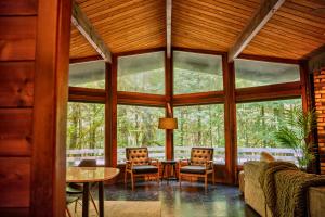 Mid-century Cabin Hideaway - Hot Tub & Fire Pit