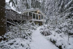 Spacious River Cabin - Hot Tub - Sleeps 8