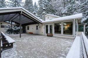 Spacious River Cabin - Hot Tub - Sleeps 8