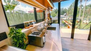 Modern Tropical Villa with pool near Tagaytay