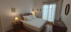 Quiet apt 7 min walk to Megaron Conference center