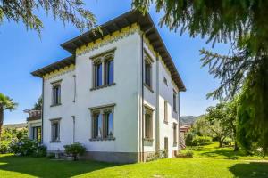 Art Nouveau villa with a garden on Lake Maggiore