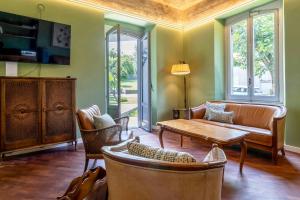 Art Nouveau villa with a garden on Lake Maggiore