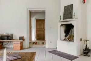 19th-century workers cottage with copper bath
