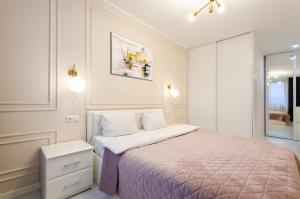 13-141 New York, Antonovycha 74, Kyiv centre, Olimpiiska metro nearby, stunning city view, Petrovdom Apartment