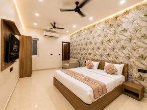 Hotel BM Velvet-The Premium Rooms " 5 Min Walk From Sector 18 Rohini Metro Station " Couple Friendly "