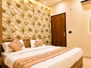 Hotel BM Velvet-The Premium Rooms " 5 Min Walk From Sector 18 Rohini Metro Station " Couple Friendly "