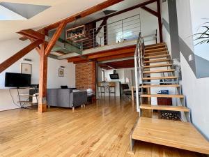 Quiet Loft Great for Couples & Families
