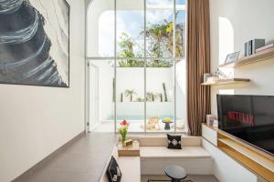 BRAND NEW 1 BR Chic Villa with Cinema - 6mins to Beach