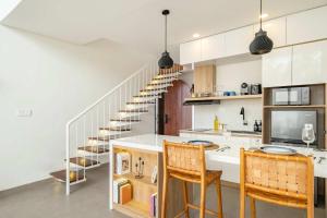 BRAND NEW 1 BR Chic Villa with Cinema - 6mins to Beach